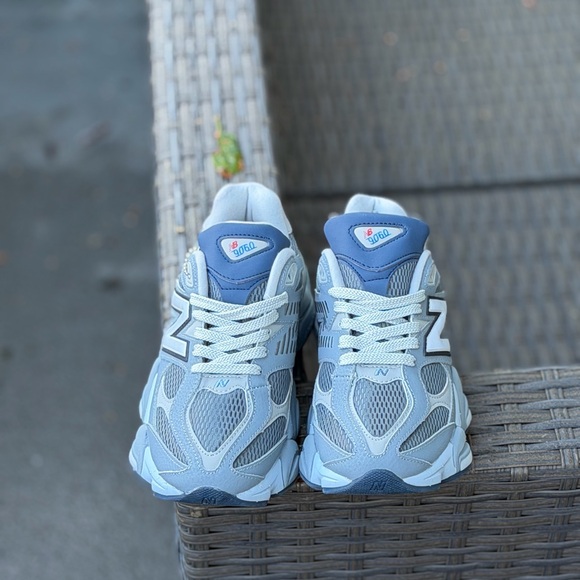 New Balance 9060 - size 8 women - Picture 2 of 6